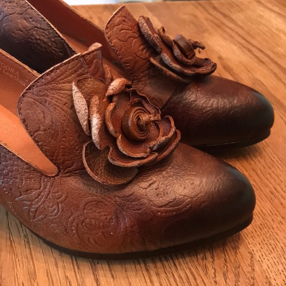 Noora by L'Artiste for Springstep - Picture 2 of 10